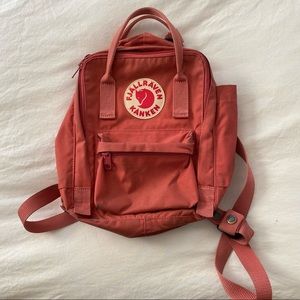 kanken mini in coral